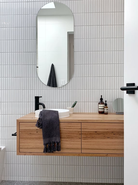 Decorative mirrors in the bathroom