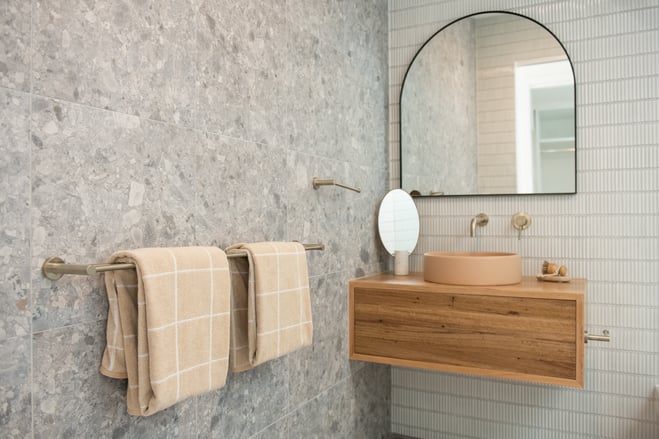 Arched mirror extending space in a bathroom